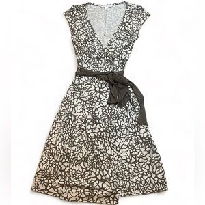 DIANE VON FURSTENBURG VTG Vintage 100% Silk Wrap Around Dress Cream Brown size 8